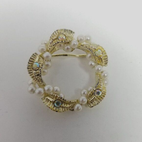 Vintage Gold Tone Faux Pearl and Rhinestone Wreath Circle Shape Brooch, Retro - Picture 5 of 6